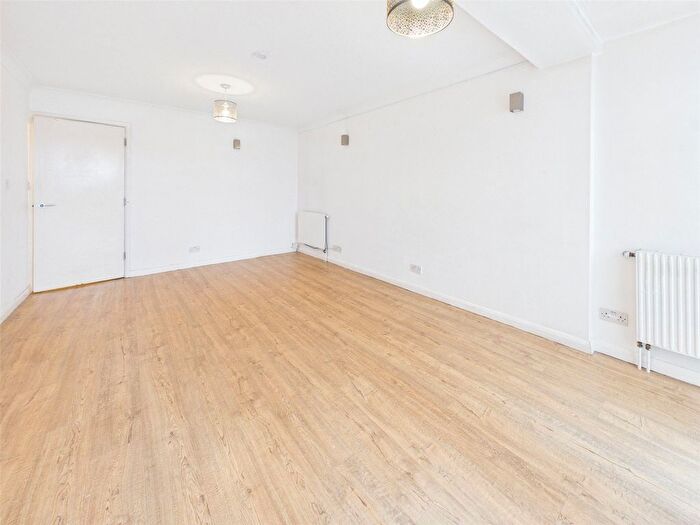 3 Bedroom Flat To Rent In Addison Court, Twickenham, TW1