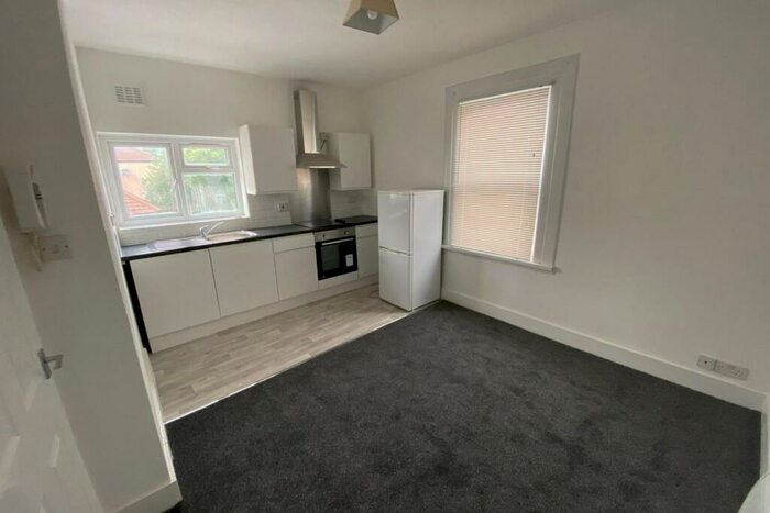 1 Bedroom Flat To Rent In The Drive, IG1