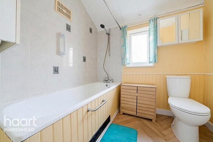 4 Bedroom Semi-Detached House For Sale In Blackamoor Lane, Maidenhead, SL6