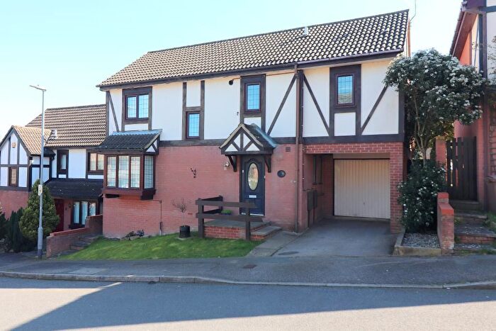 4 Bedroom Detached House For Sale In Ennismore Green, Luton, Bedfordshire, LU2