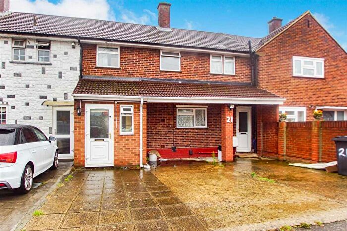 3 Bedroom Terraced House For Sale In Cowper Road, Slough, SL2