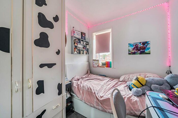 3 Bedroom Terraced House For Sale In Blundell Road, Edgware, HA8