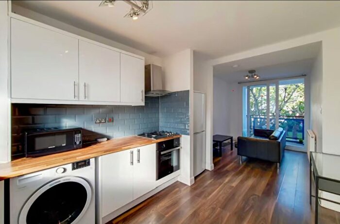4 Bedroom Flat To Rent In Cluny Estate, London, SE1