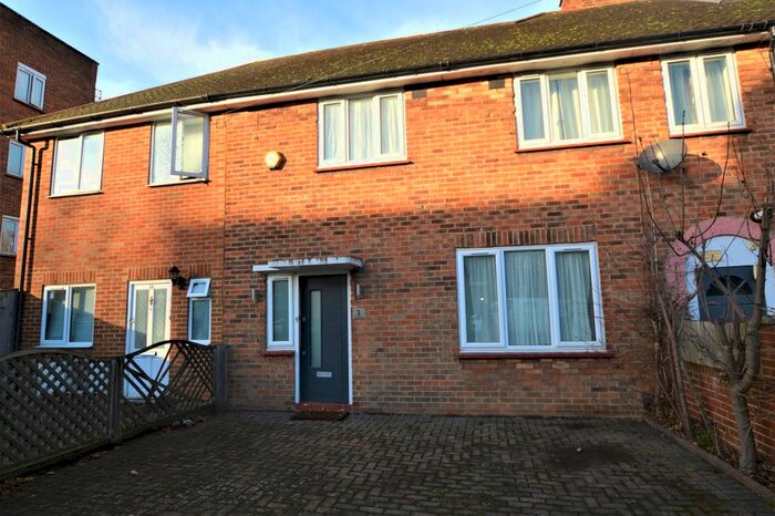 4 Bedroom Terraced House To Rent In Blanchedowne, London, SE5