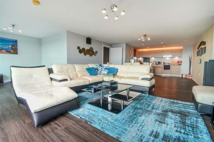 3 Bedroom Apartment To Rent In Marco Island, Nottingham, NG1