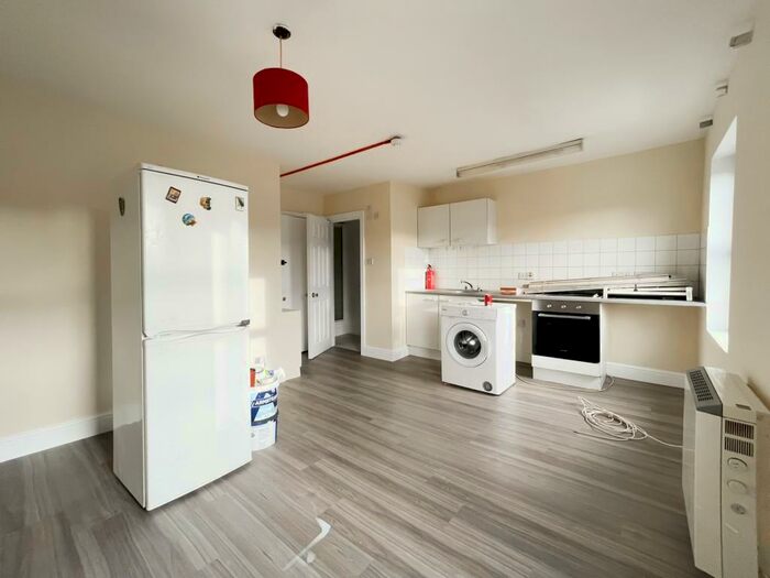 Studio To Rent In Craven Park, Harlesden, NW10