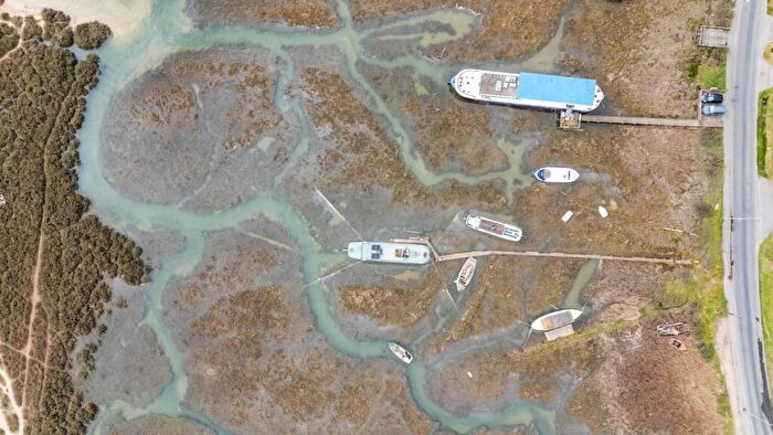 2 Bedroom House Boat For Sale In Coast Road, West Mersea, CO5