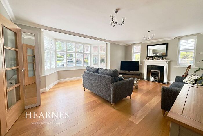 2 Bedroom Flat For Sale In Alyth Road, Talbot Woods, Bournemouth, BH3