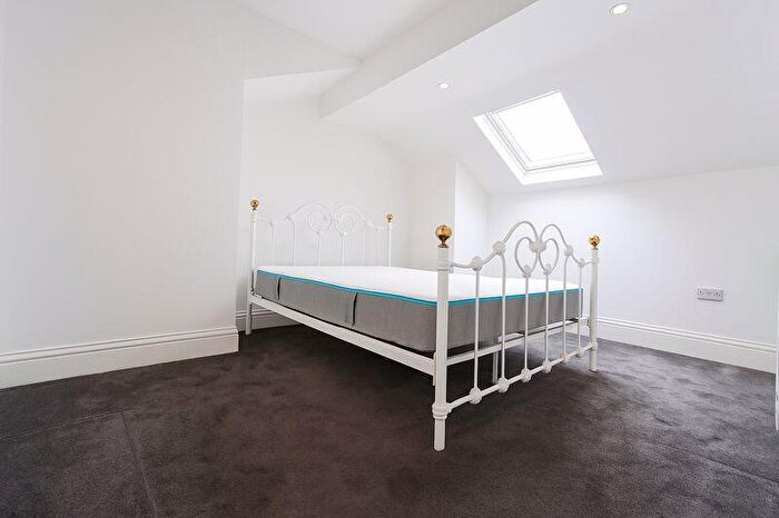2 Bedroom Flat To Rent In Bed Flat In Crouch End, N8
