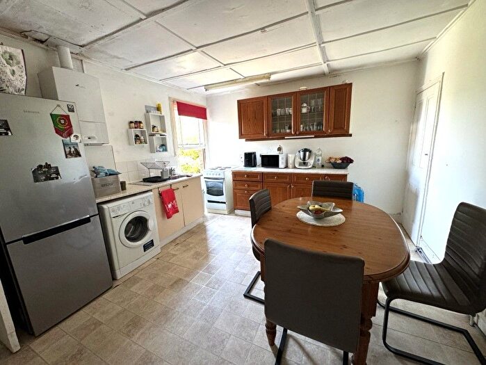 1 Bedroom Flat To Rent In Oatlands Drive, Weybridge, KT13