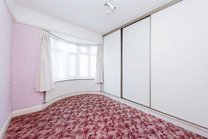 2 Bedroom Bungalow For Sale In Boscombe Road, Worcester Park, KT4