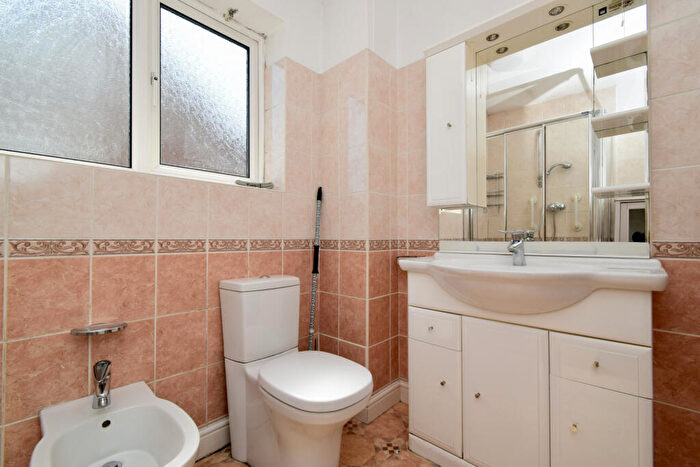 3 Bedroom Semi-Detached House For Sale In Barnstaple Road, Evington, Leicester, LE5