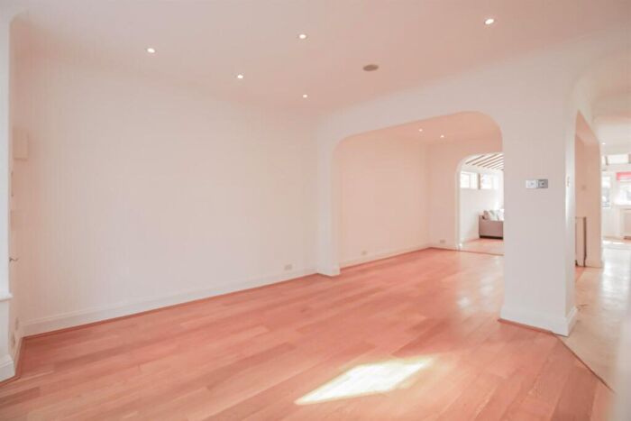 4 Bedroom End Of Terrace House To Rent In Babington Road, Hendon, NW4