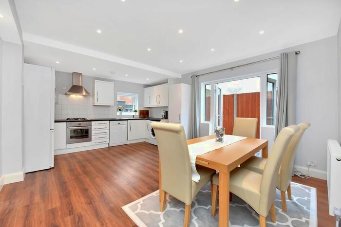 3 Bedroom Flat To Rent In Mantilla Road, London, SW17