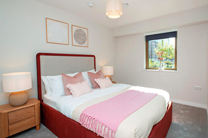 3 Bedroom Apartment To Rent In Emporium House East, Alloway Courtyard, Weldale Street, Reading, RG1