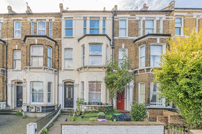 2 Bedroom Flat To Rent In Wandsworth Road, London, SW8