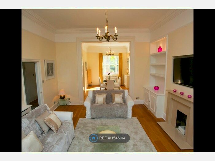 3 Bedroom Flat To Rent In Stuart Court, Richmond, TW10