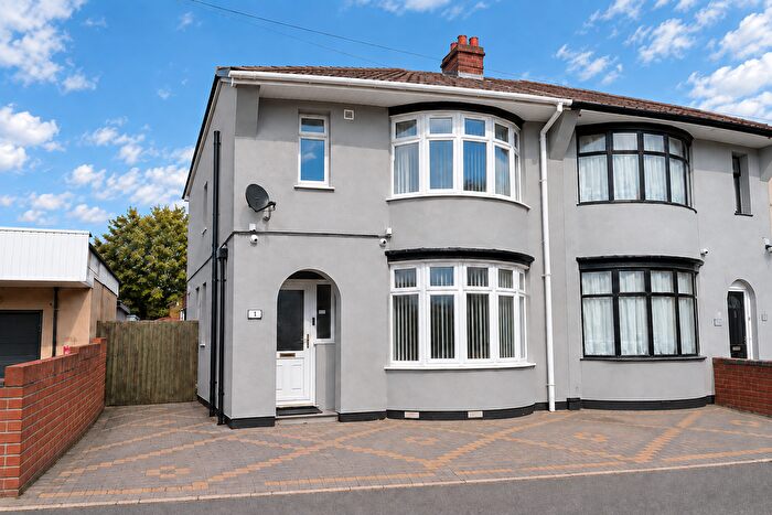4 Bedroom Semi-Detached House For Sale In Austin Road, Luton, LU3