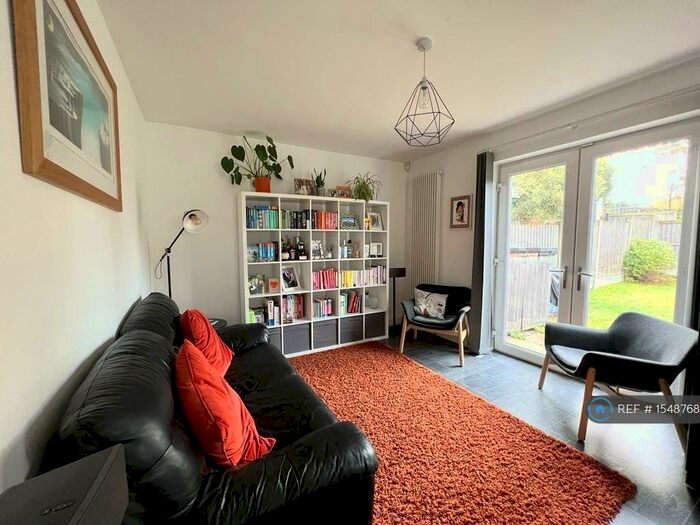 3 Bedroom Semi-Detached House To Rent In Wensley View, Leeds, LS7