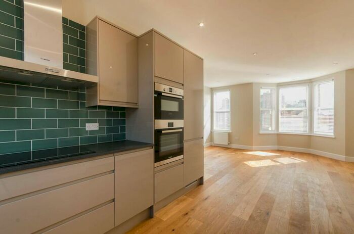 2 Bedroom Flat To Rent In Sandringham Road, Willesden, London, NW2