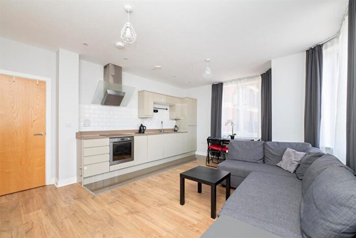 2 Bedroom Flat For Sale In Sutton Court Road, Sutton, SM1