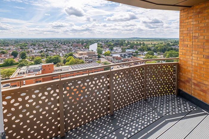 1 Bedroom Flat To Rent In Elmsleigh Road, Staines, TW18