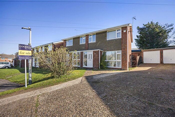 3 Bedroom Semi Detached House For Sale In Switchback Close, Maidenhead, Furze Platt, SL6