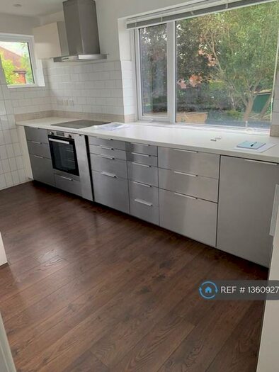 2 Bedroom Maisonette To Rent In Bath Road, Maidenhead, SL6