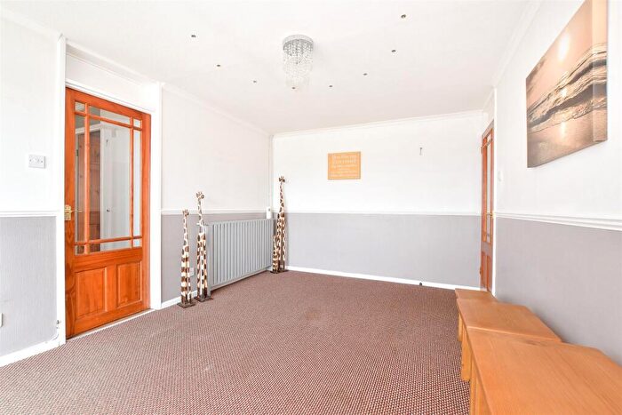 2 Bedroom Flat For Sale In Parkway, Winford, Sandown, Isle Of Wight, PO36