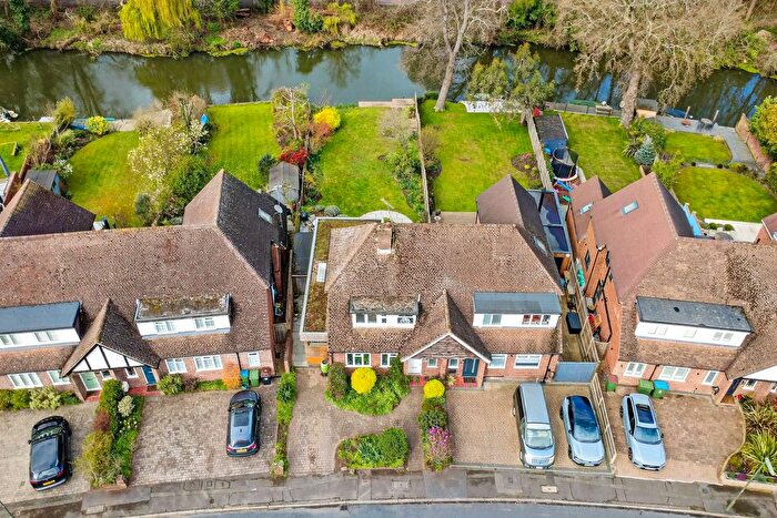 2 Bedroom Semi Detached House For Sale In Fortescue Road, Weybridge, KT13