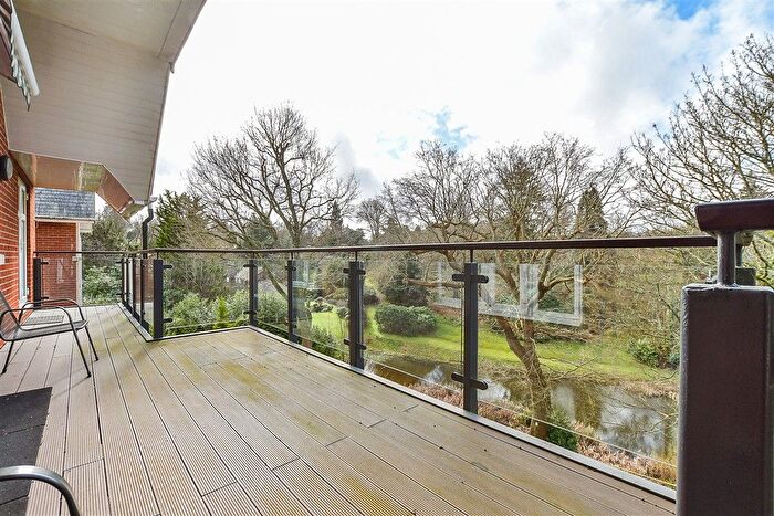 3 Bedroom Flat For Sale In Warberry Park Gardens, Tunbridge Wells, Kent, TN4