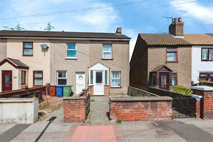 3 Bedroom End Of Terrace House For Sale In London Road, Grays, Essex, RM20