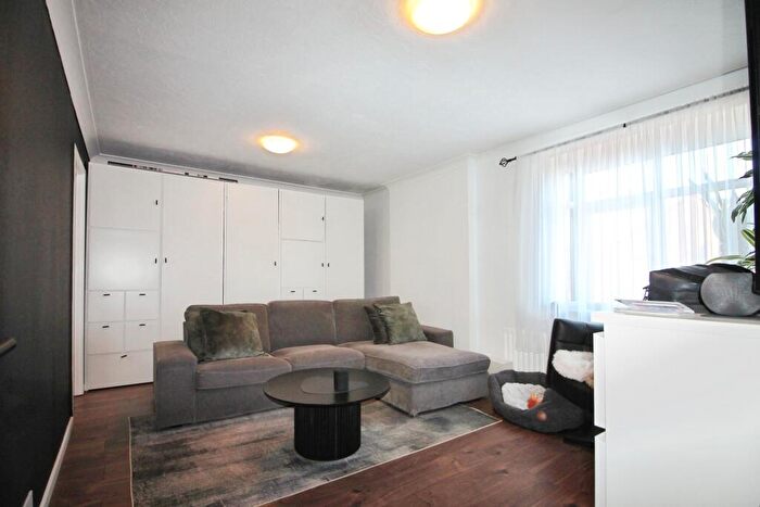 2 Bedroom Flat For Sale In Heron Grove, Leeds, LS17