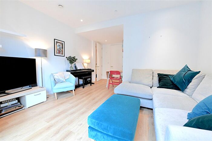 1 Bedroom Flat For Sale In New Mill Road, London, SW11