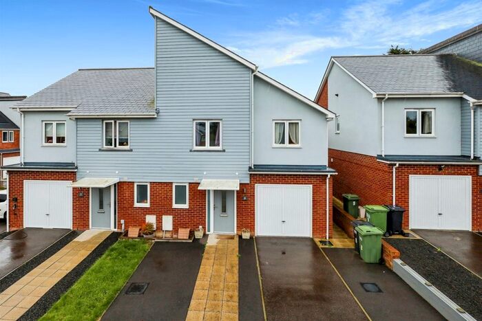 4 Bedroom Semi-Detached House For Sale In Foxglove Close, Polegate, BN26