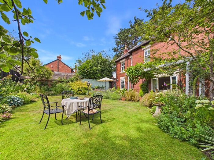 6 Bedroom Detached House For Sale In The Green, Mickleover, DE3