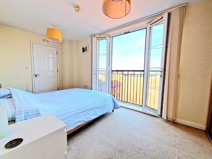 2 Bedroom Flat For Sale In Waterside, Dickens Heath, Solihull, West Midlands, B90