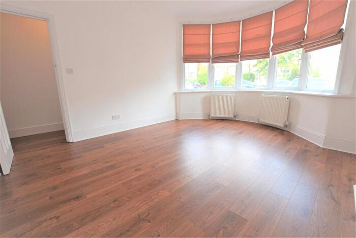 2 Bedroom Flat To Rent In Queens Avenue, London, N3