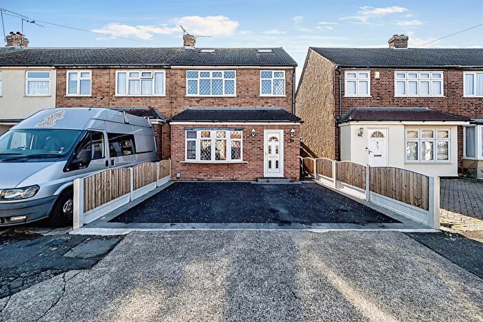 3 Bedroom End Of Terrace House For Sale In Newtons Close, Rainham, RM13
