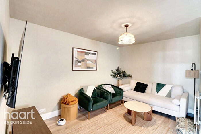 3 Bedroom Bungalow For Sale In Ewellhurst Road, Clayhall, IG5