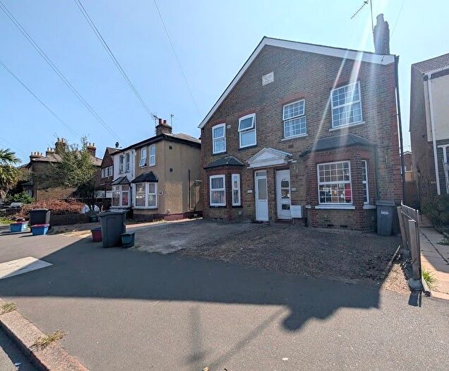 3 Bedroom Semi-detached House For Sale In Hatton Road, Feltham, TW14