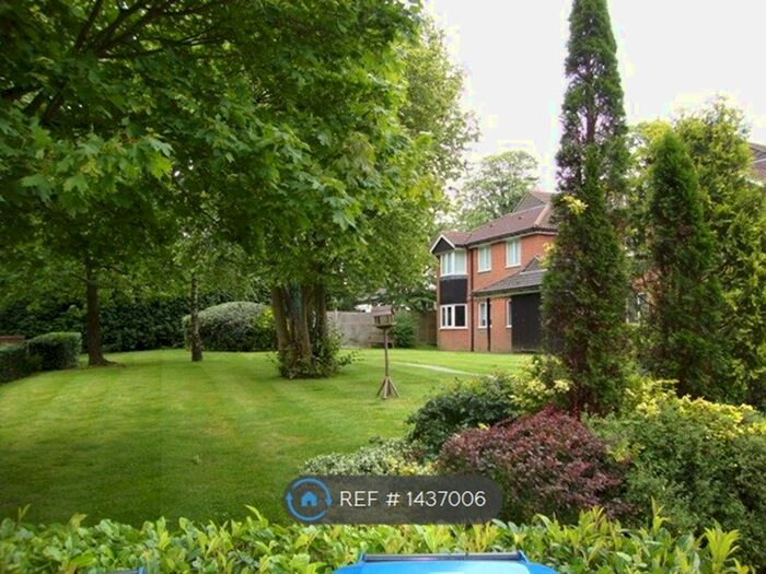 2 Bedroom Flat To Rent In Douglas Court, Biggin Hill, Westerham, TN16