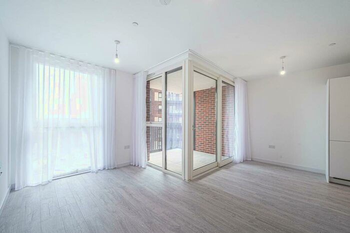 1 Bedroom Flat To Rent In Hendon Waterside, Hendon, London, NW9