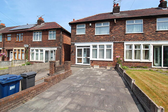 3 Bedroom End Of Terrace House For Sale In Golden Hill Lane, Leyland, Lancashire, PR25