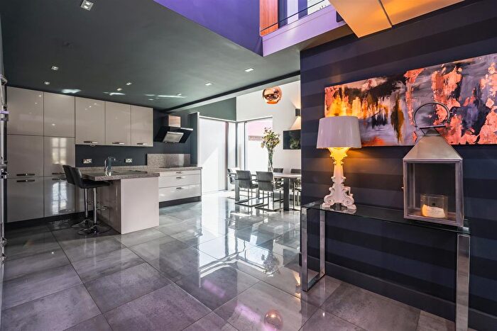 3 Bedroom Flat For Sale In Porter Brook View, Sheffield, S11