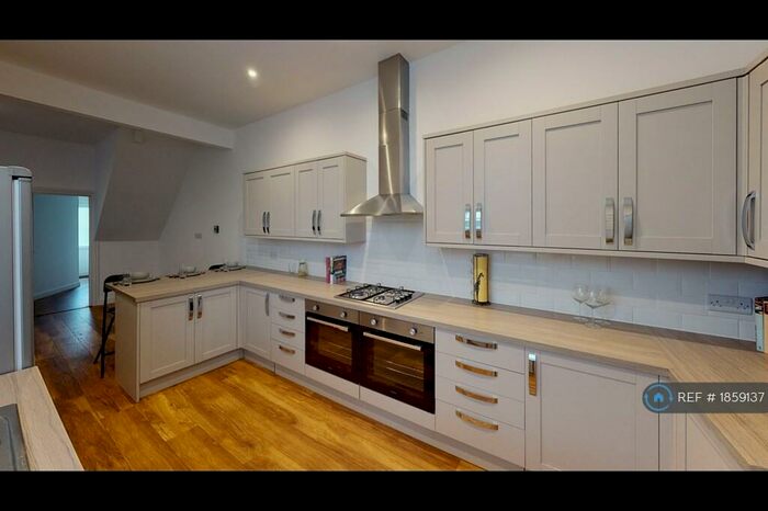 6 Bedroom Terraced House To Rent In Somers Road, Southsea, PO5