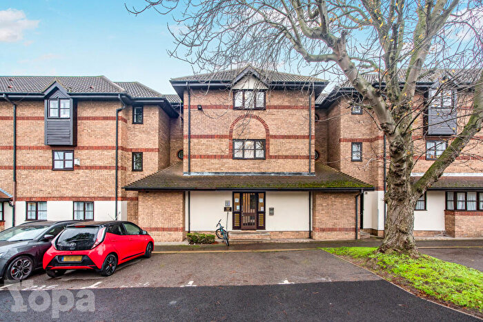 2 Bedroom Flat For Sale In Clifton Walk, Dartford, DA2