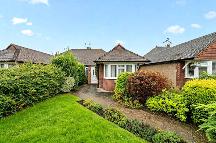 3 Bedroom Bungalow For Sale In Fieldhurst Close, Addlestone, Surrey, KT15