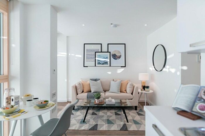 Studio To Rent In Queen Street, Maidenhead, Berkshire, SL6