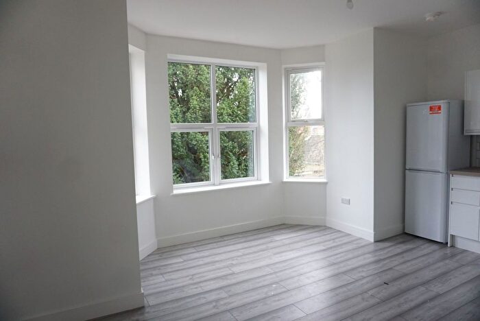 1 Bedroom Flat To Rent In Third Avenue, Nottingham, NG7